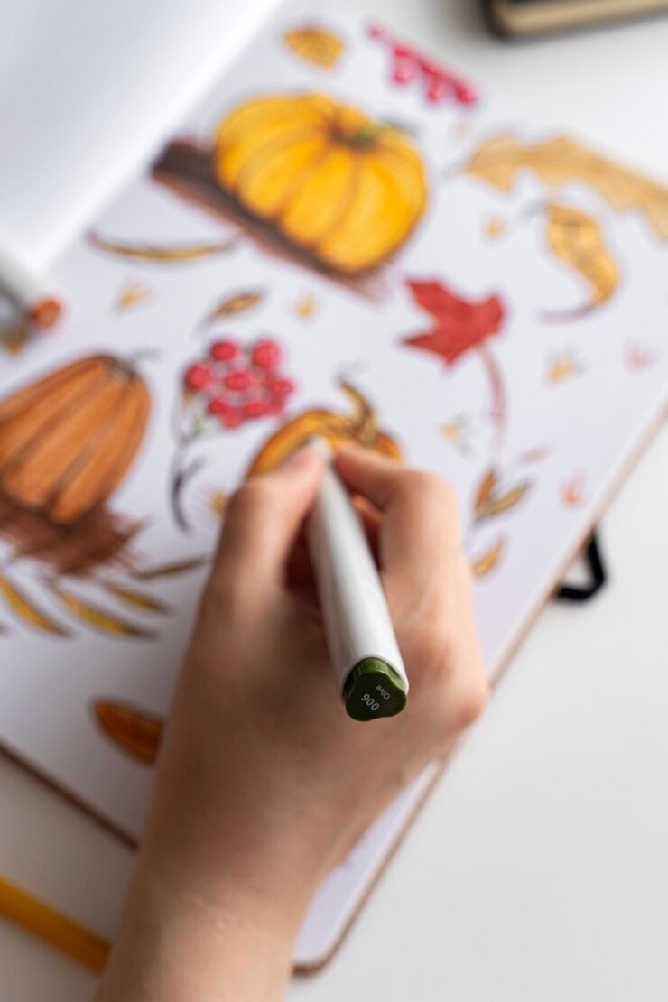 Foto manteniendo el marcador en la mano mientras dibuja una ilustración de otoño