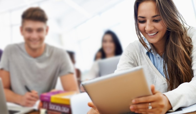 Manteniendo el rumbo un módulo a la vez Estudiantes felices en un salón de clases universitario