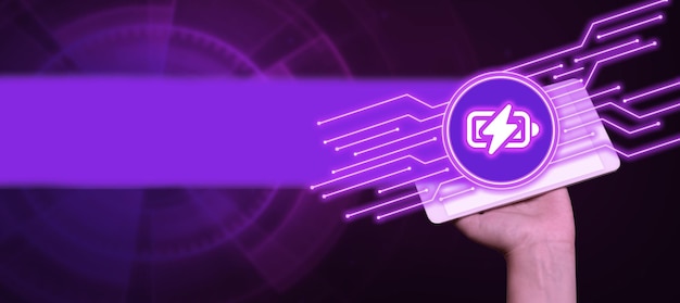 Manteniendo el teléfono móvil en la mano presentando nuevas tecnologías futuristas Palma Cargando el teléfono móvil Mostrando Resolviendo ideas virtuales innovadoras tardías Brillo de pantalla