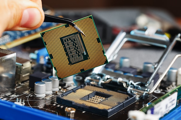 Mantenimiento actualización de hardware de la CPU de la computadora del componente de placa base