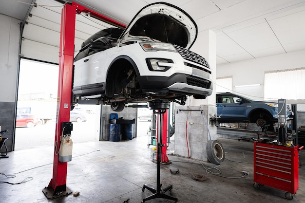 Mantenimiento de automóviles en talleres profesionales de reparación de automóviles con ascensor