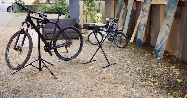 Foto mantenimiento de bicicletas modernas en el patio del hogar