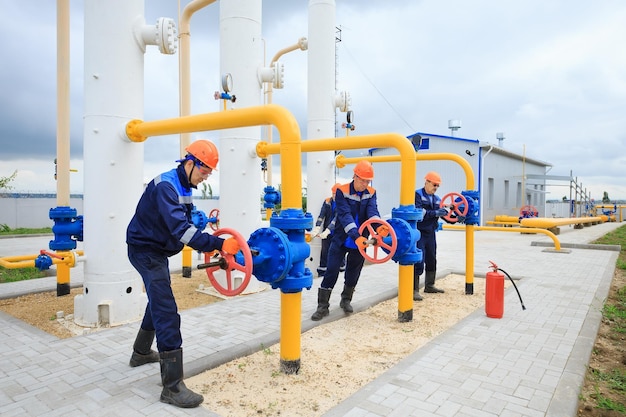 Mantenimiento del gasoducto Un especialista revisa el gasoducto
