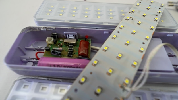Mantenimiento de la luz de emergencia de tipo barra LED con conexión a la red eléctrica