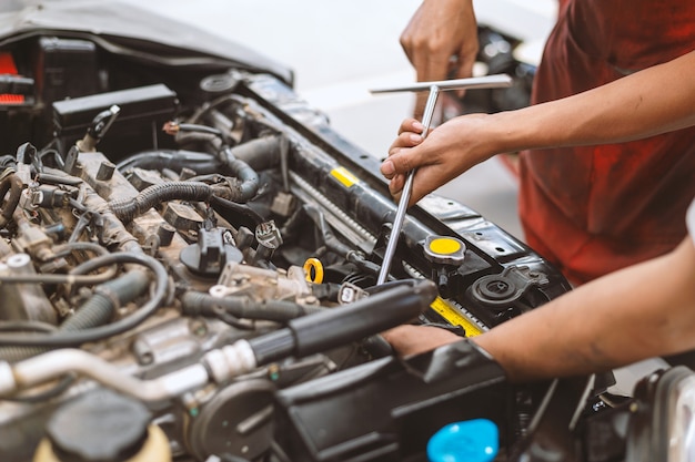 Mantenimiento mecánico de automóviles en funcionamiento