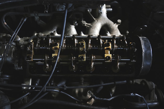 Mantenimiento del motor del automóvil en el garaje.