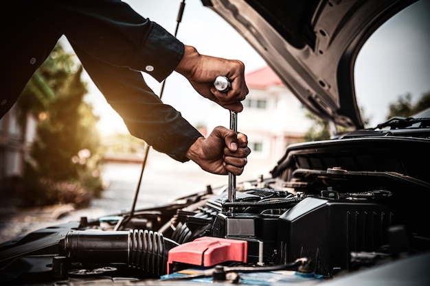 Mantenimiento y servicio del cuidado del automóvil Mecánico de automóviles del técnico de la mano del primer plano que usa la llave para reparar el problema del motor del automóvil de cambio de pieza de repuesto Conceptos de verificación y durante el servicio de inspección periódica