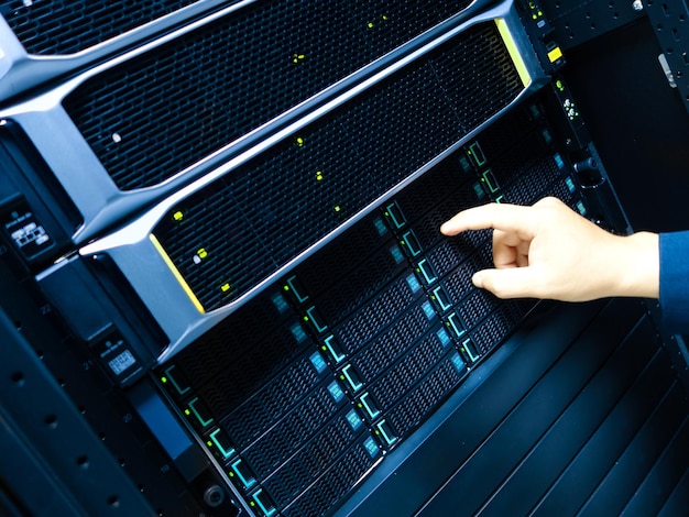 Mantenimiento del servidor con panel táctil a mano