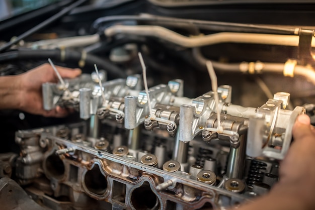 Mantenimiento de la válvula del motor del automóvil. Un depósito en un pistón, un gran recorrido y una larga vida útil.