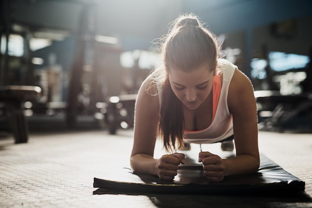 Mantente comprometido con tus decisiones Foto de una mujer joven haciendo ejercicio en el gimnasio