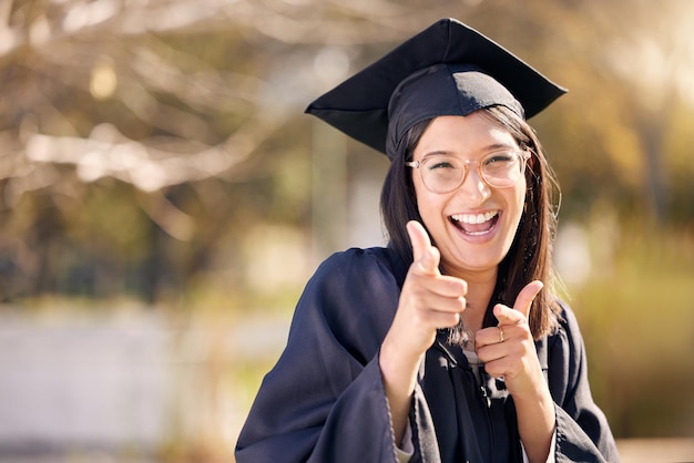 Mantente en el juego de la educación y nunca te ponches. Foto de una mujer joven señalando el día de la graduación.