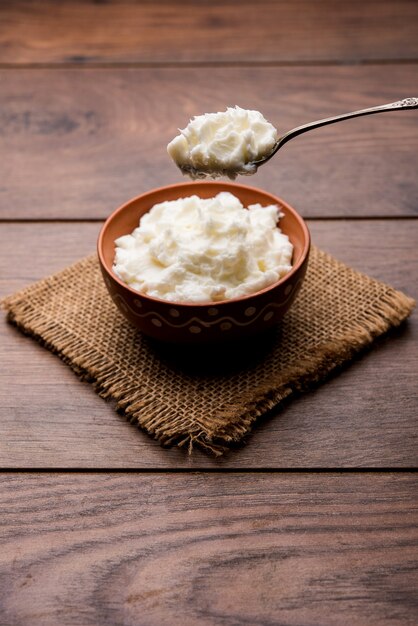 Mantequilla blanca casera o Makhan o Makkhan en hindi, servida en un tazón. enfoque selectivo