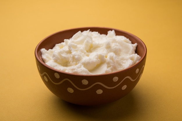 Mantequilla blanca casera o Makhan o Makkhan en hindi, servida en un tazón. enfoque selectivo