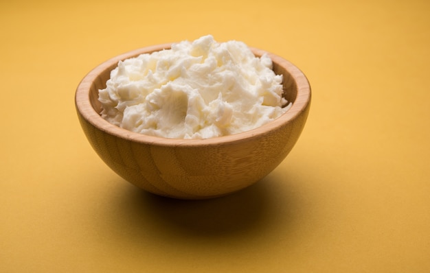 Mantequilla blanca casera o Makhan o Makkhan en hindi, servida en un tazón. enfoque selectivo
