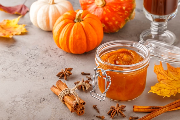 Mantequilla de calabaza con canela en frasco de vidrio