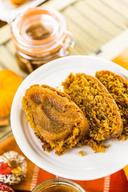 Mantequilla de calabaza casera con pan de calabaza sobre la mesa.