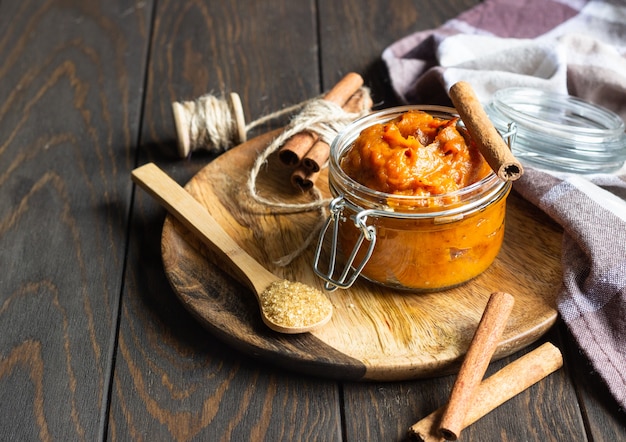 Mantequilla de calabaza en frasco de vidrio con canela y azúcar