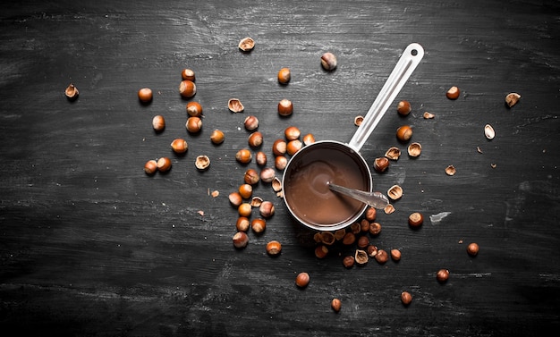 Mantequilla de chocolate con avellanas en una sartén.