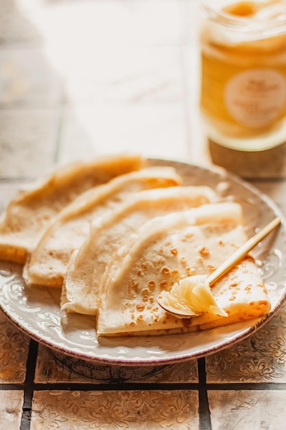 Mantequilla de ghee en tarro de cristal y panqueques en la mesa Desayuno saludable