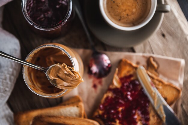 Mantequilla de maní con mermelada y masa rústica. Crema de maní y mermelada