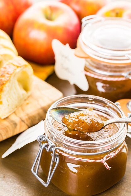 Mantequilla de manzana casera y pan recién horneado sobre la mesa.