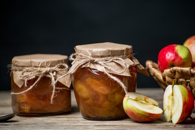 Mantequilla de manzana dulce casera en frascos