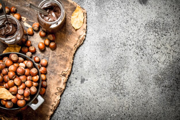 Mantequilla de nueces de avellanas y chocolate sobre fondo rústico