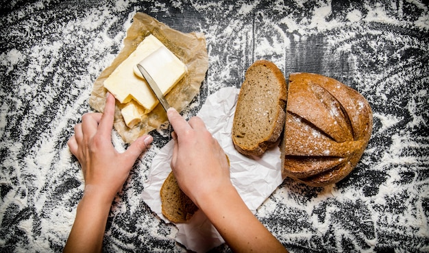 mantequilla de pan con mantequilla sobre una tabla con harina. Vista superior