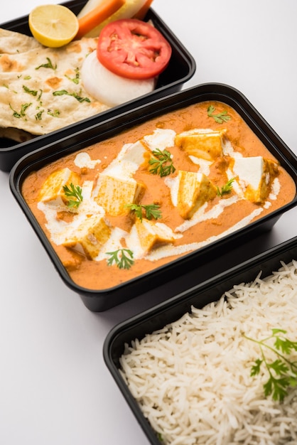 Mantequilla Paneer Masala envasada en recipiente o caja de plástico, lista para entrega a domicilio o recogida