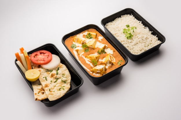 Mantequilla Paneer Masala envasada en recipiente o caja de plástico, lista para entrega a domicilio o recogida