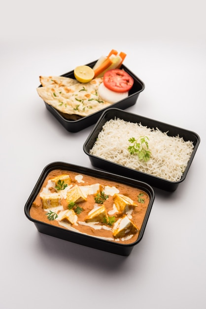 Mantequilla Paneer Masala envasada en recipiente o caja de plástico, lista para entrega a domicilio o recogida