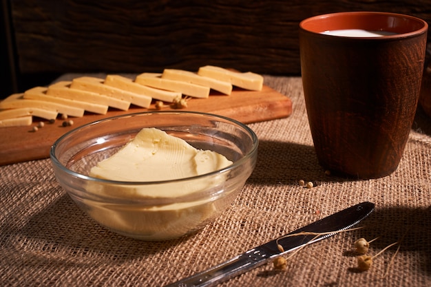 Mantequilla, queso y leche para el desayuno.