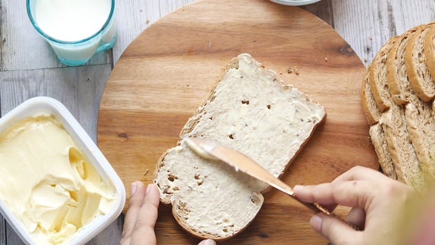 Mantequilla para untar sobre pan en la vista superior de la mesa