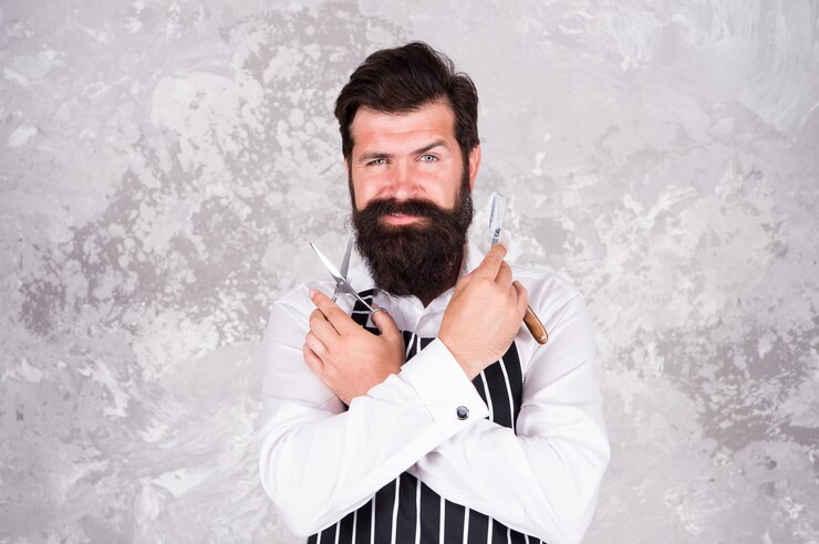 Foto manter a forma elegante ferramentas de barbeiro cuidar bem dos pelos faciais barbear hipster barbudo barbeiro vintage barbeiro de avental equipamento de cabeleireiro lâmina e tesoura beleza masculina mestre de barbearia