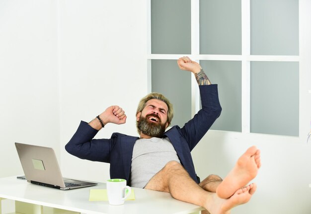 Manter o horário comercial regular Trabalhar à noite ou procrastinar ainda mais Homem fazendo negócios em casa Conceito de procrastinação Equívocos sobre o que é realmente o teletrabalho