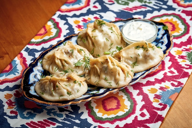 Manti: un tipo de albóndigas rellenas de carne y servidas en un plato.