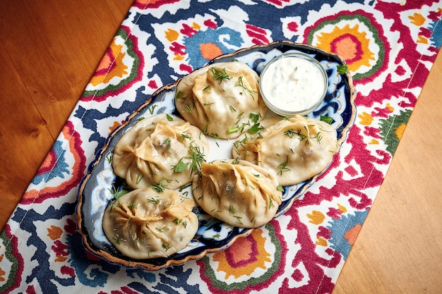 Manti: un tipo de albóndigas rellenas de carne y servidas en un plato.