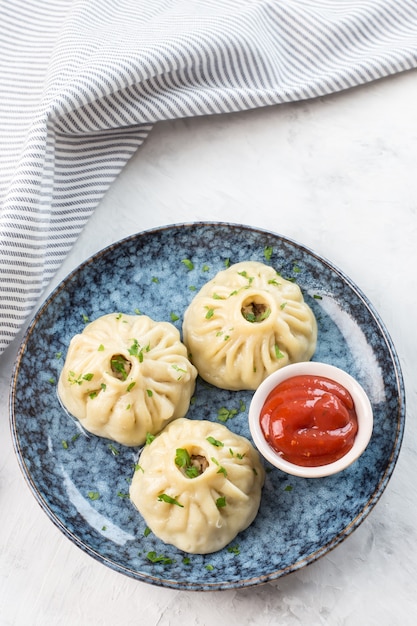 Manti tradicional comida oriental con carne en un plato