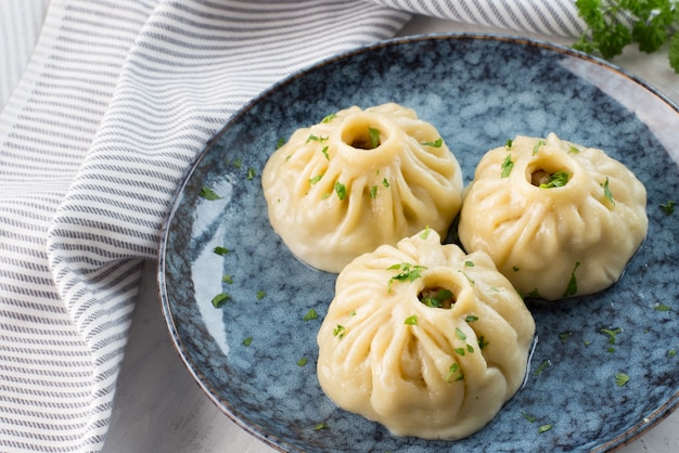 Manti tradicional comida oriental con carne en un plato