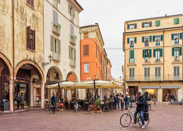 Mantua, Italien - 22. Oktober 2016: Menschen auf der Piazza Andrea Montegna in Mantua, Lombardei, Italien