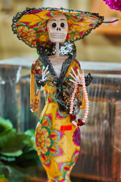 Manualidades para el dos de noviembre dia de muertos de una catrina hecha en papel