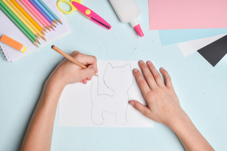 Foto manualidades con manos infantiles hechas de papel de colores. hecho a mano. el tigre blanco. gato. una clase magistral sobre cómo hacer un tigre.