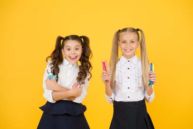 Manualidades para niños de escuela primaria Los compañeros de clase de las colegialas tienen material de papelería escolar para manualidades Manualidades creativas Actividad afición de hacer artículos decorativos a mano Niñas niños creativos