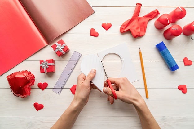 Manualidades de San Valentín DIY. Instrucciones paso a paso para hacer un globo de aire caliente con forma de corazón de papel. Paso 2: corta el corazón