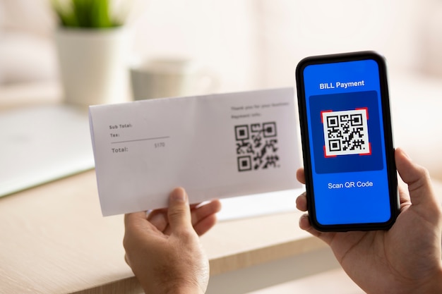 Foto manualmente usando um smartphone para digitalizar um código qr