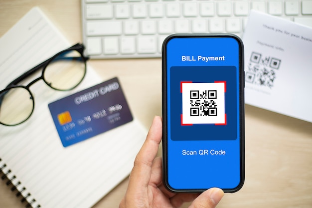 Manualmente usando um smartphone para digitalizar um código qr