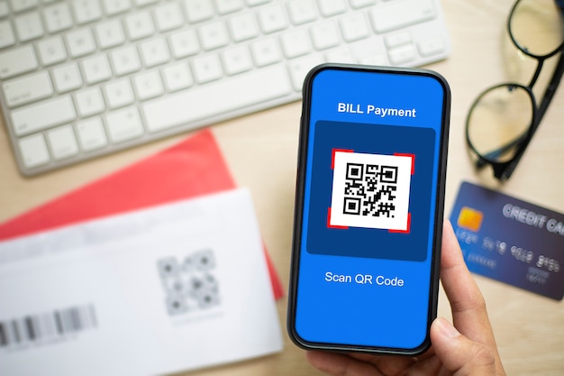 Manualmente usando um smartphone para digitalizar um código qr