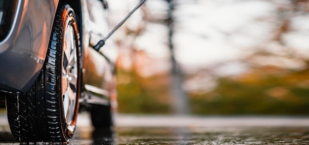 Manuelle Autowäsche mit weißem Seifenschaum auf der Karosserie Autowäsche mit Hochdruckwasser