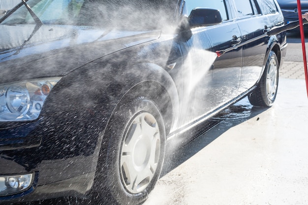 Manuelle Autowäsche, Reinigung mit Hochdruckwasser in der Autowaschanlage, Reinigungskonzept