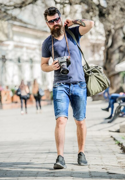 Manuelle Einstellungen Fotograf mit Bart und Schnurrbart Touristenaufnahmen von Fotos Inhaltsersteller Mann mit Bart Hipster-Fotograf Alt, aber immer noch gut Fotograf mit Vintage-Kamera Moderner Blogger